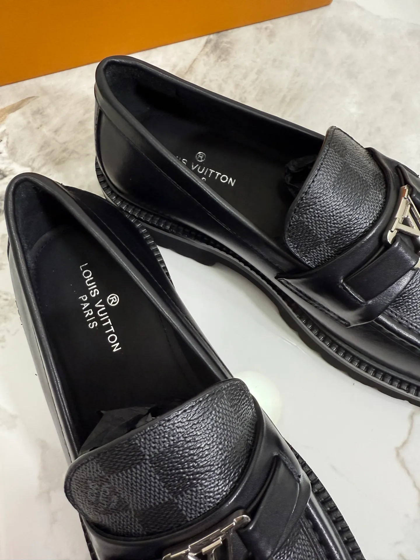 [L Family] Top P: 800💰 ▪️Size: 39-44 (38.45 custom-made) The top male god leather shoes Lv series are sold at the same time with original factory configuration, original cowhide fabric imported from Italy, soft and comfortable, imported water-dyed cow lining, soles: original ultra-light French foam outsole super comfortable, original factory with single goods 🔍🔍high quality, can be entered and exited at will, welcome to compare and synchronize.